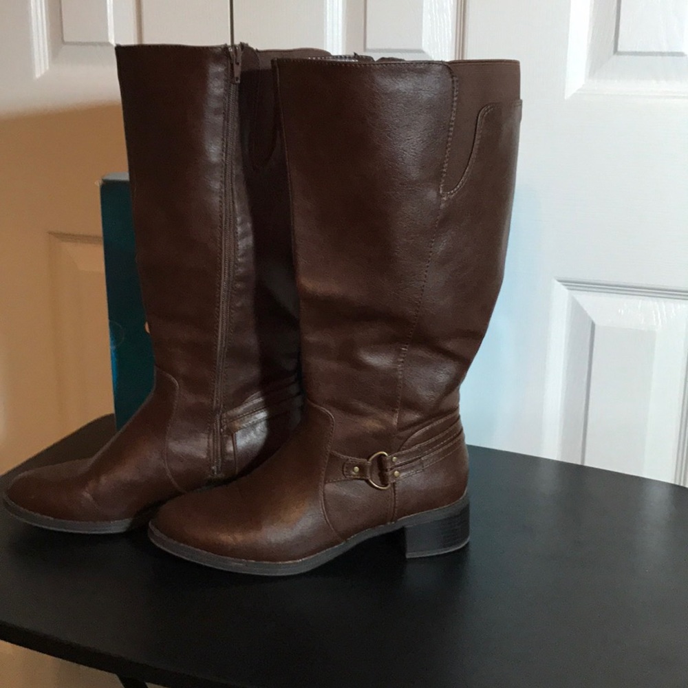 EUC Easy Street wide calf brown boots size 8W.